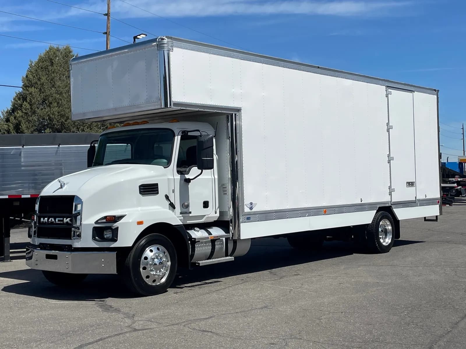 2025 Mack MD6 - Vans