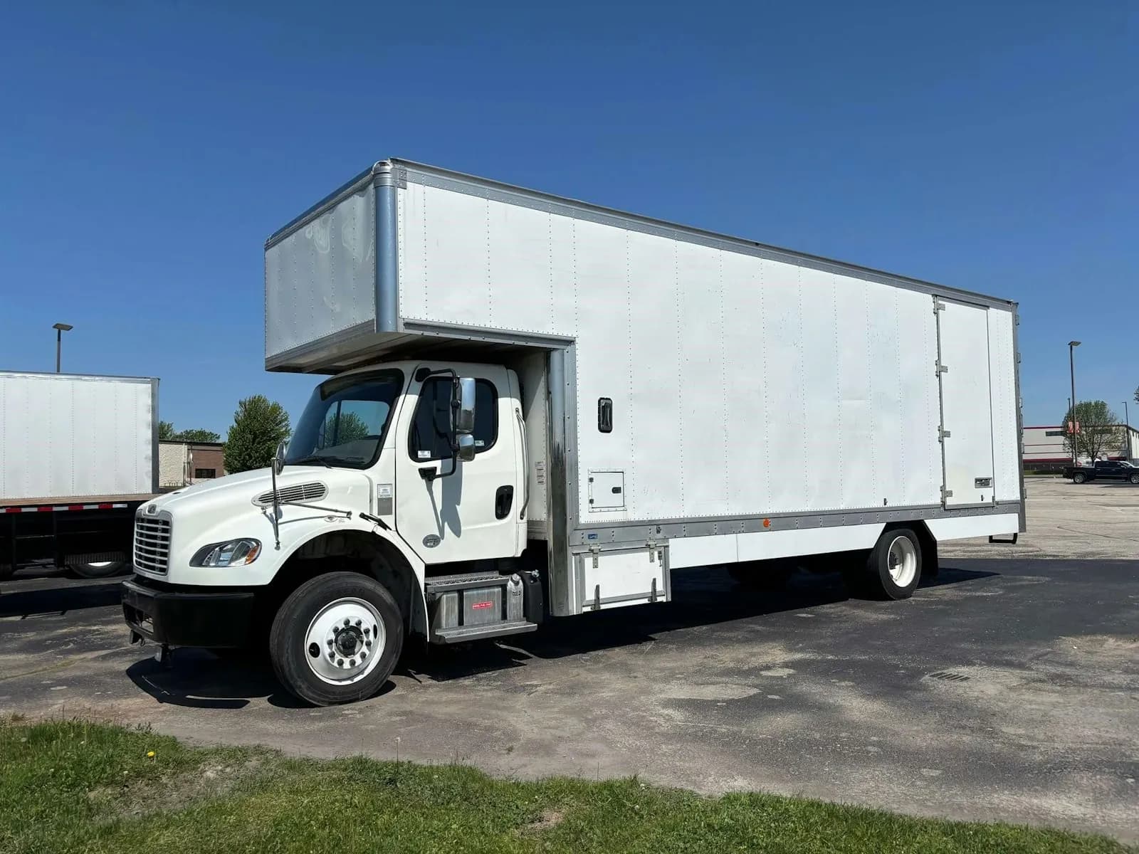 2021 Freightliner Business Class M2 - Vans