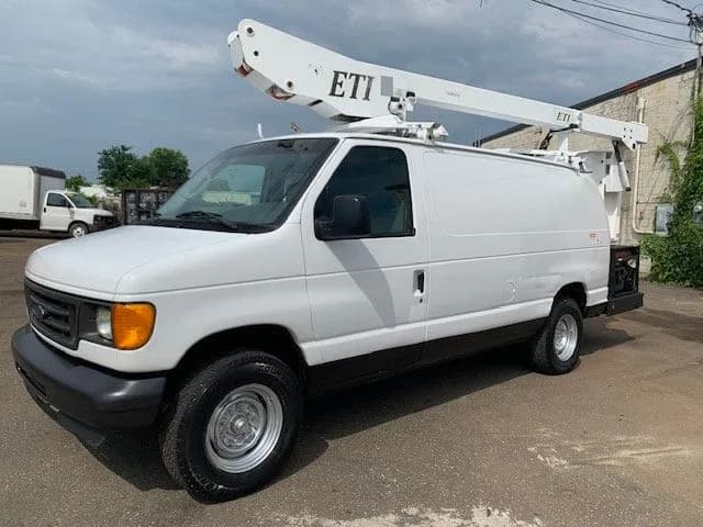 2005 Ford E-350 - Bucket