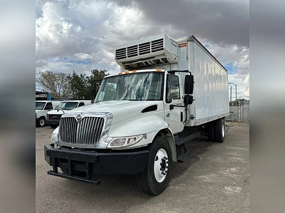 2006 C&c 22 FT Box-Truck - Box