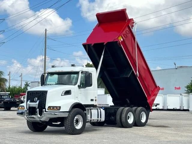 2025 Volvo VHD64B300 - Dump