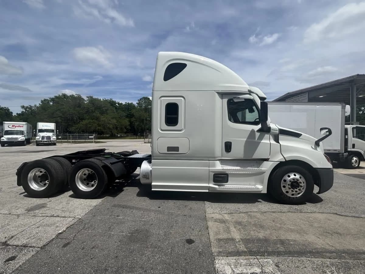 2022 Freightliner NEW - Sleeper