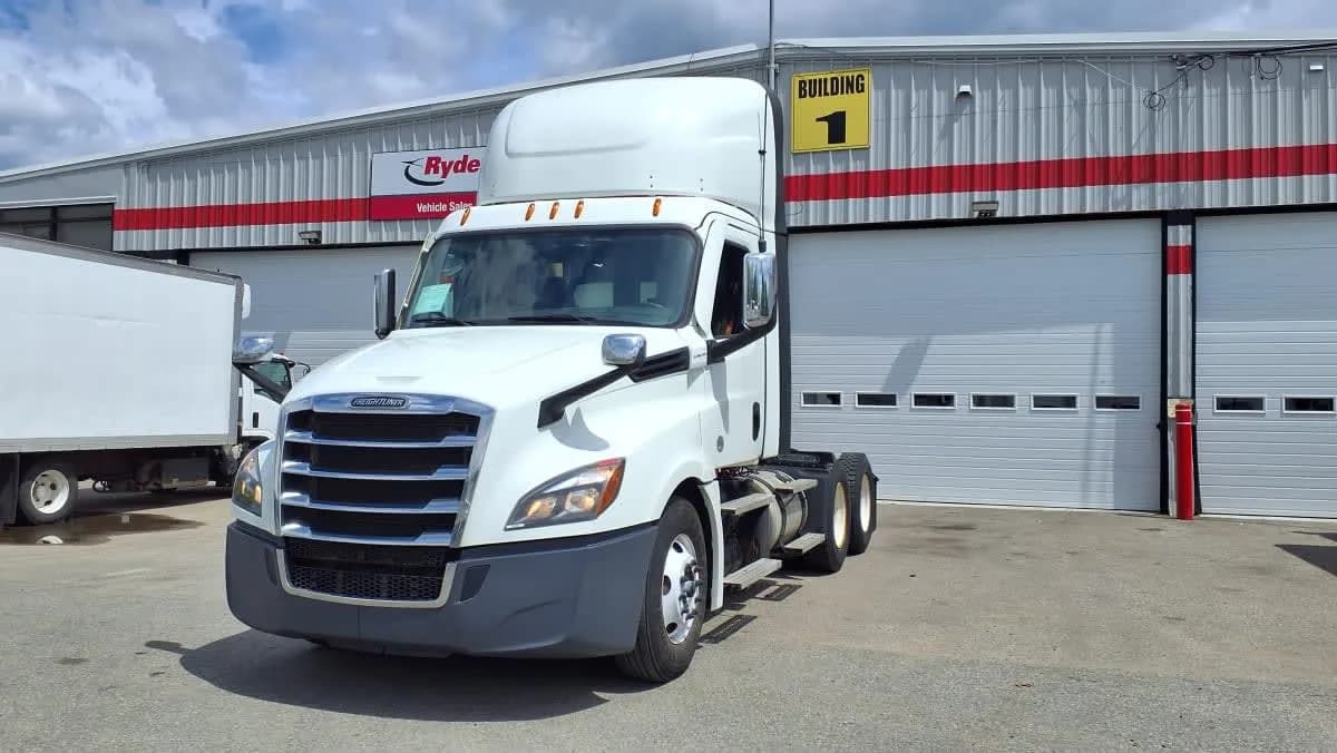 2021 Freightliner NEW - Day Cab