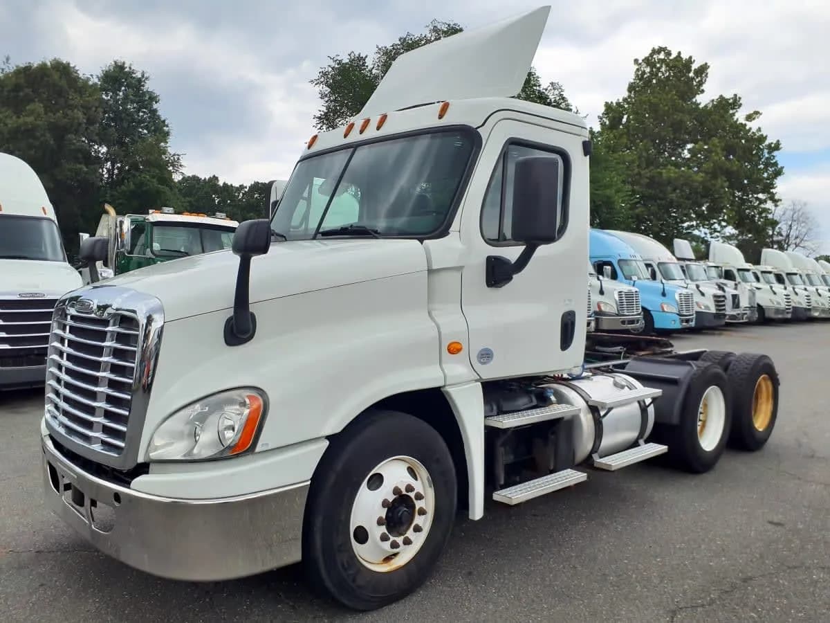 2018 Freightliner Cascadia - Yard Spotter Trucks