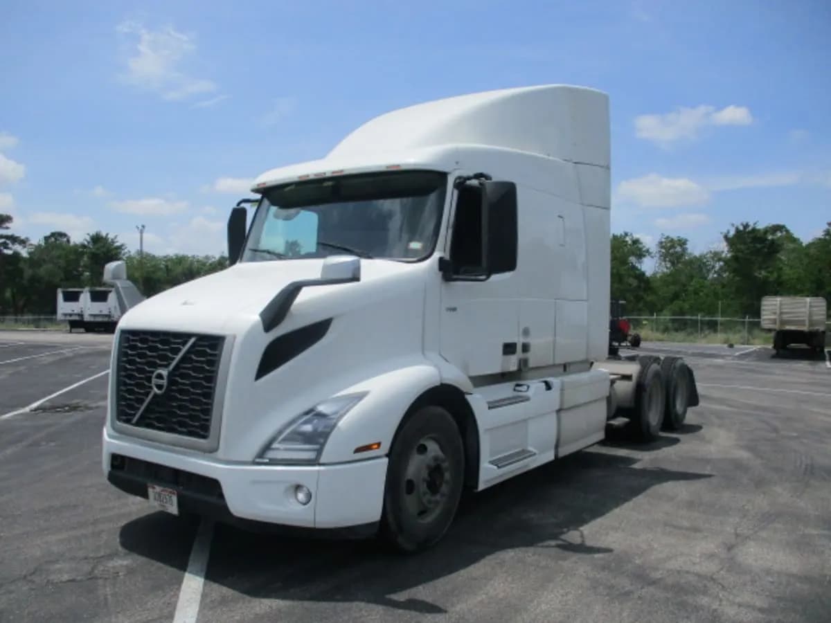 2020 Volvo VNR64T-640 - Sleeper