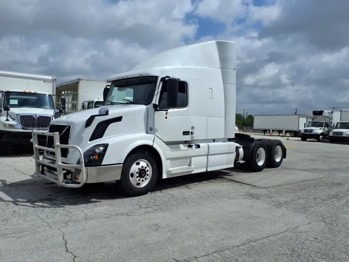 2017 Volvo VNL64TRACTOR - Refrigerated