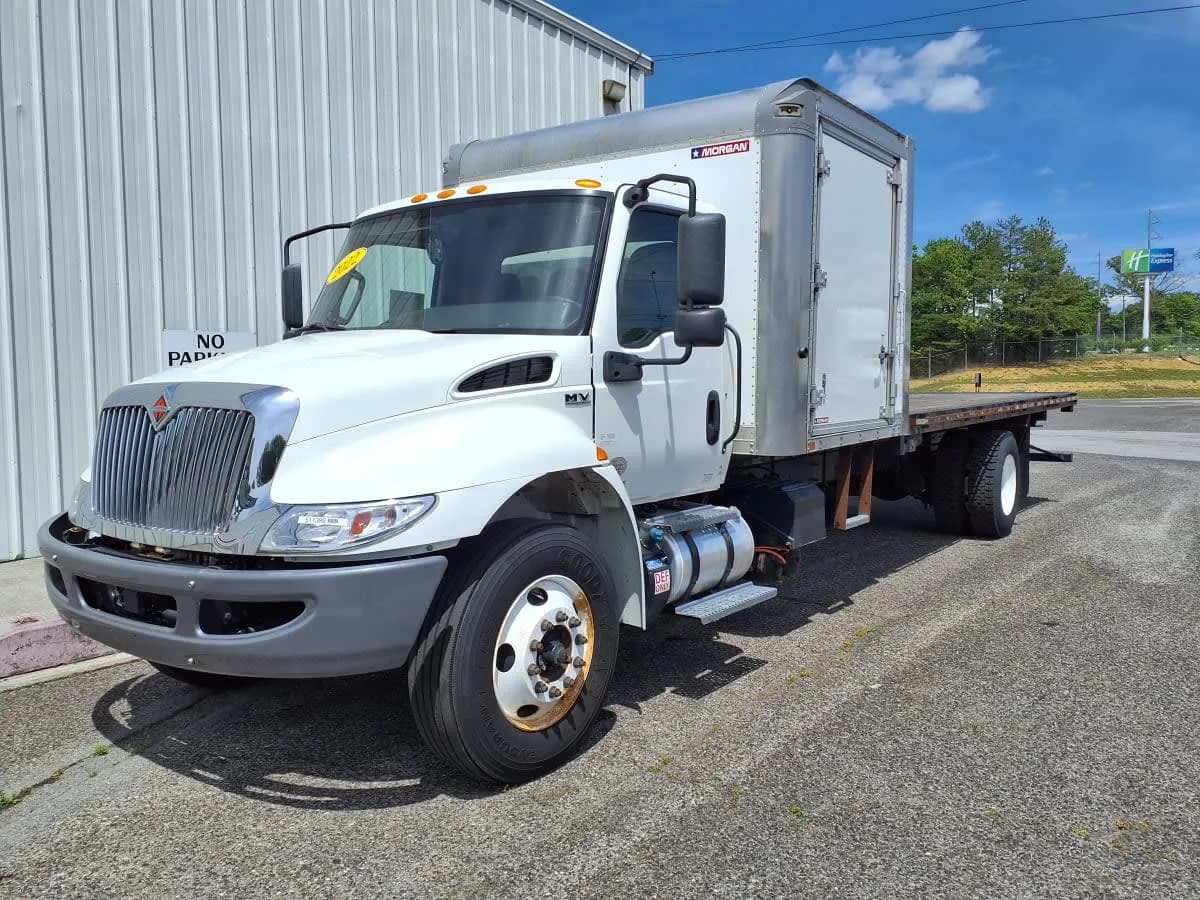 2022 Navistar International MV607 (4X2) - Stake