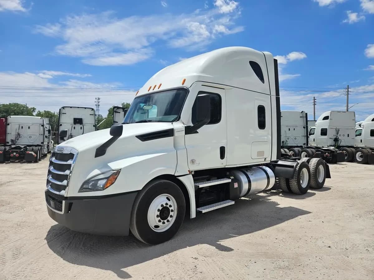 2022 Hino 195 - Vans