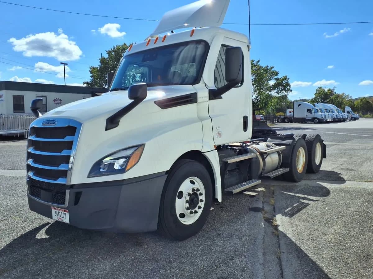2022 Freightliner NEW - Day Cab