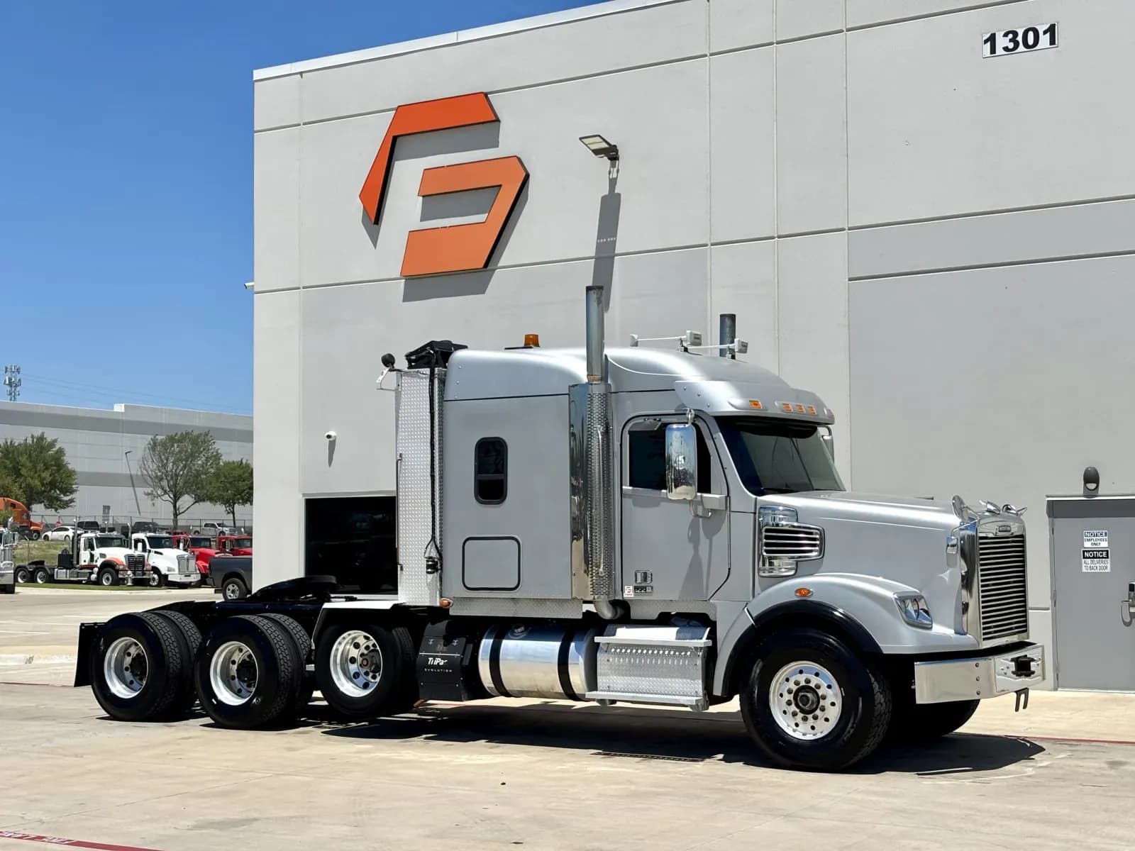 2016 Freightliner SD122 - Sleeper