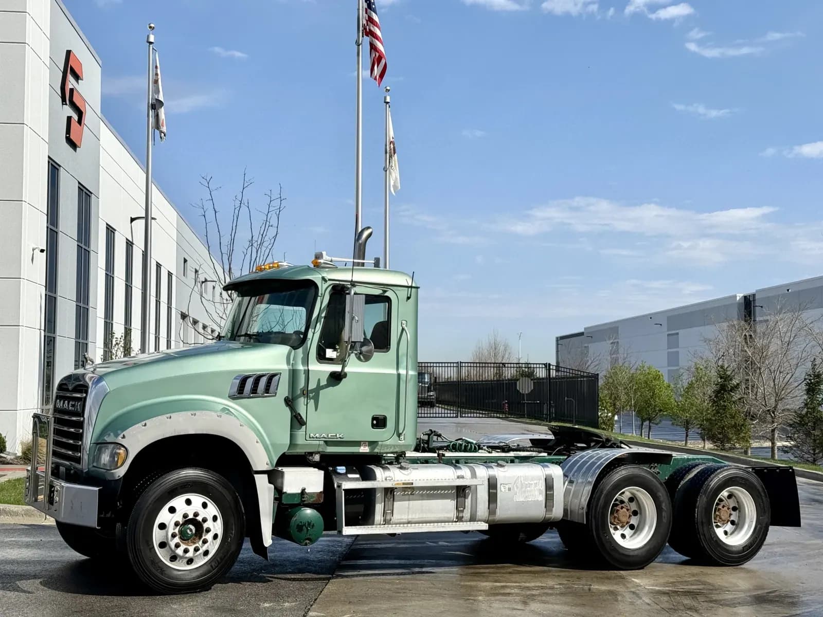 2015 Mack GU713 - Day Cab
