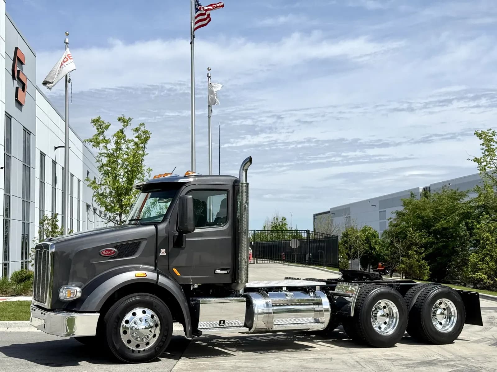 2022 Peterbilt 567 - Day Cab