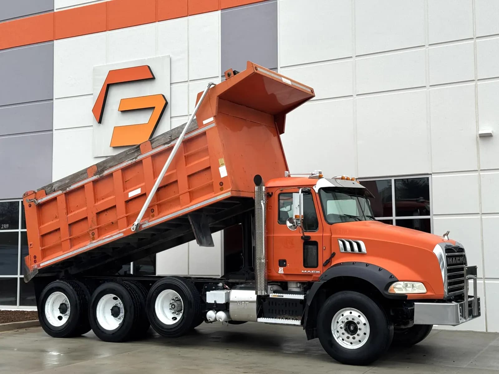 2016 Mack GU813 - Dump