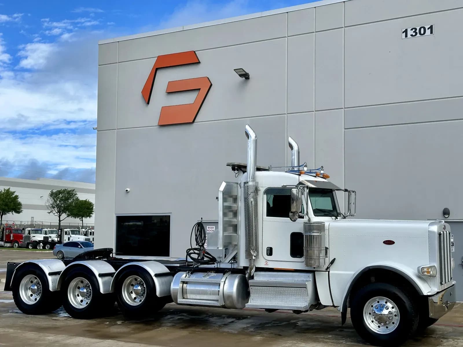 2019 Peterbilt 389 - Day Cab