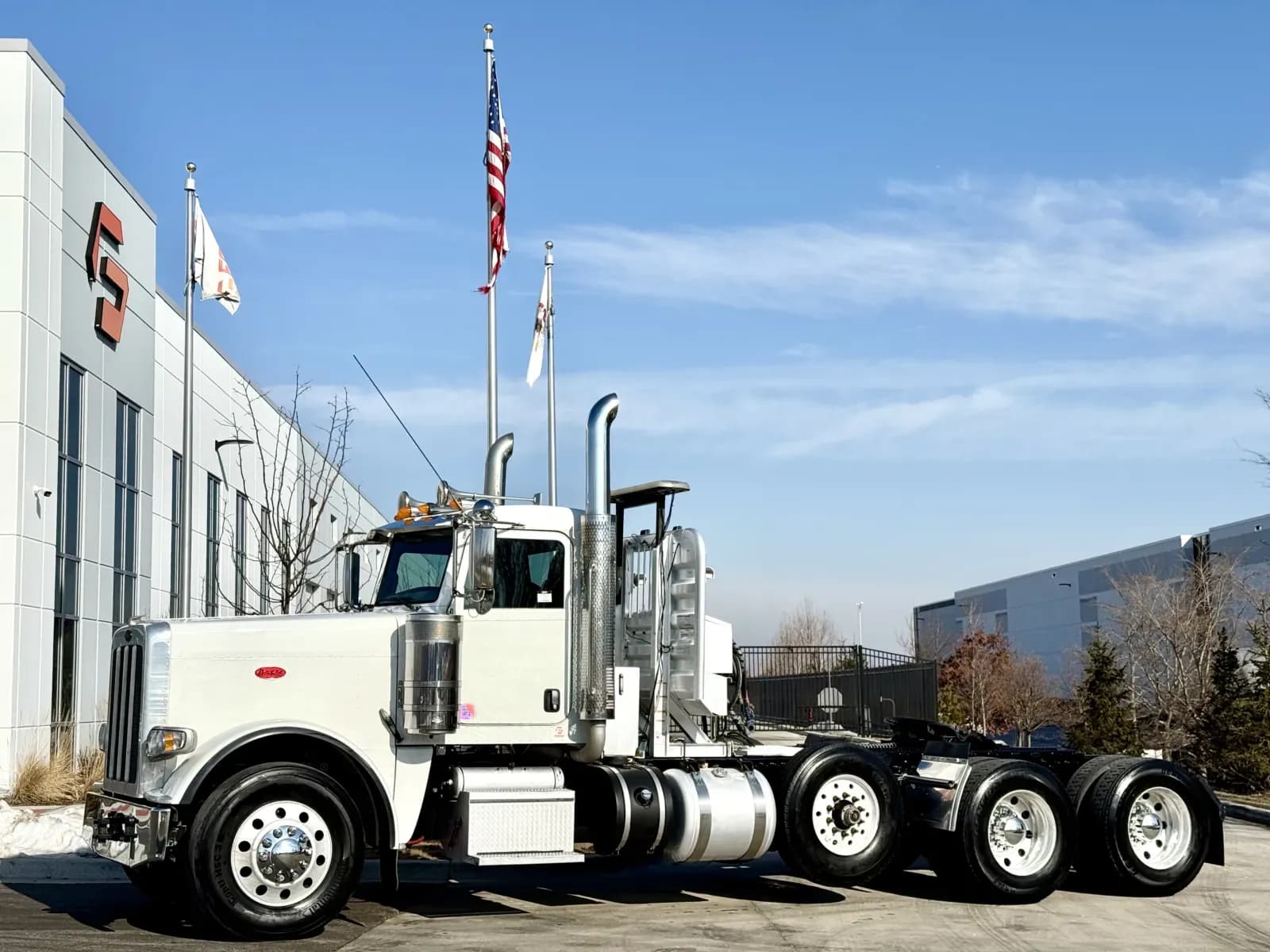 2018 Peterbilt 389 - Day Cab