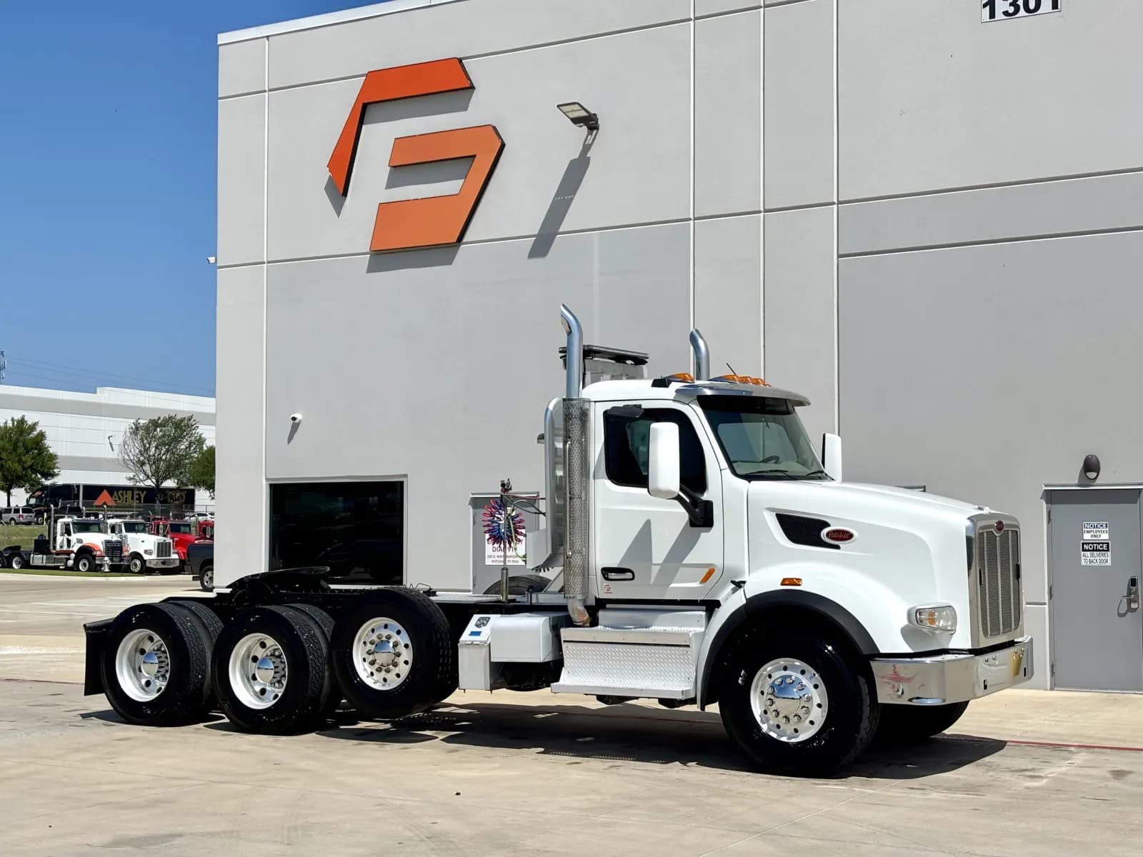 2019 Peterbilt 567 - Day Cab