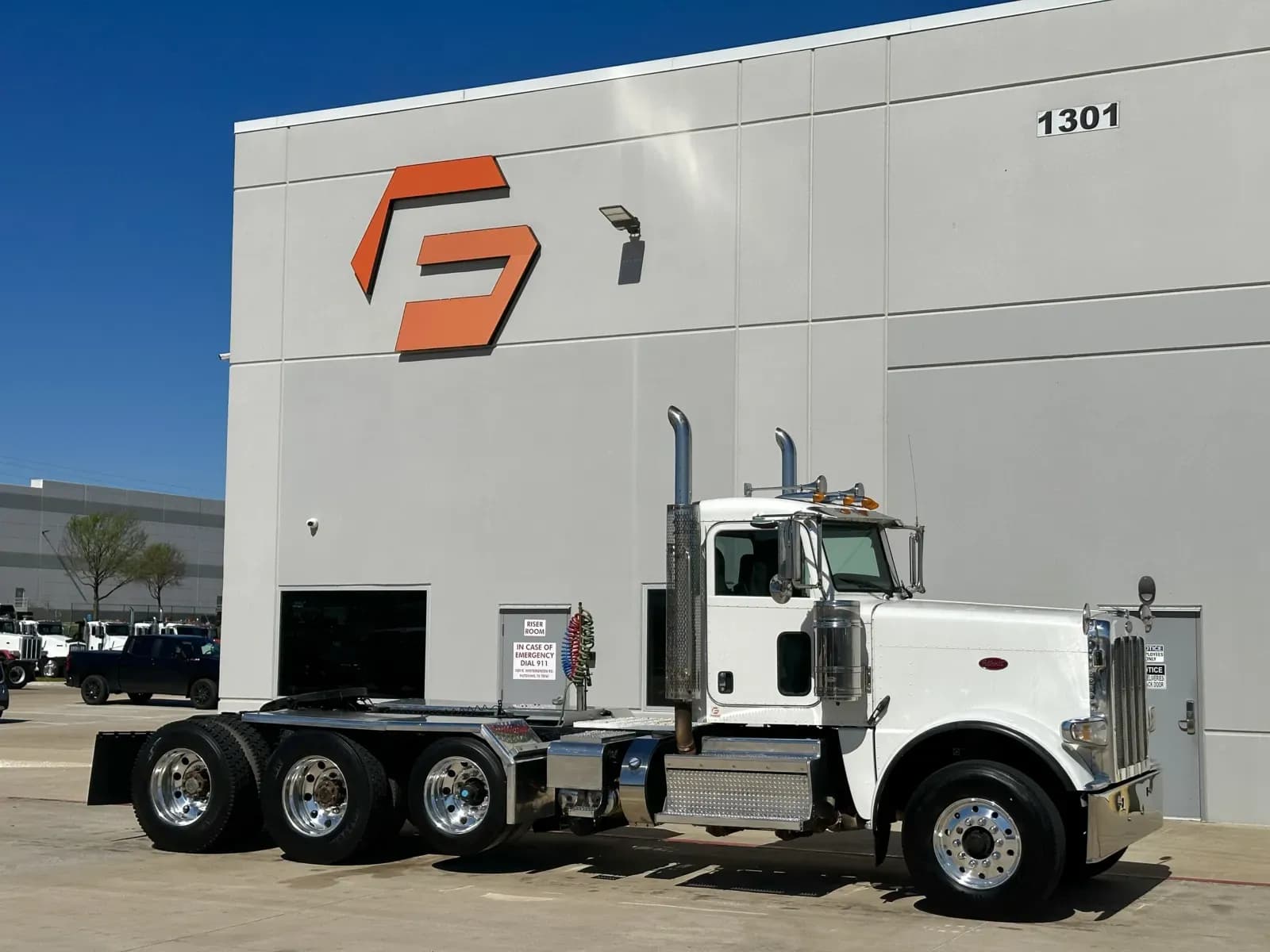2019 Peterbilt 389 - Day Cab