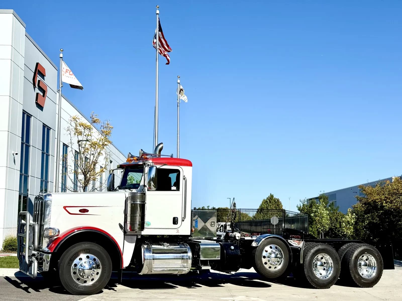 2023 Peterbilt 389 - Day Cab
