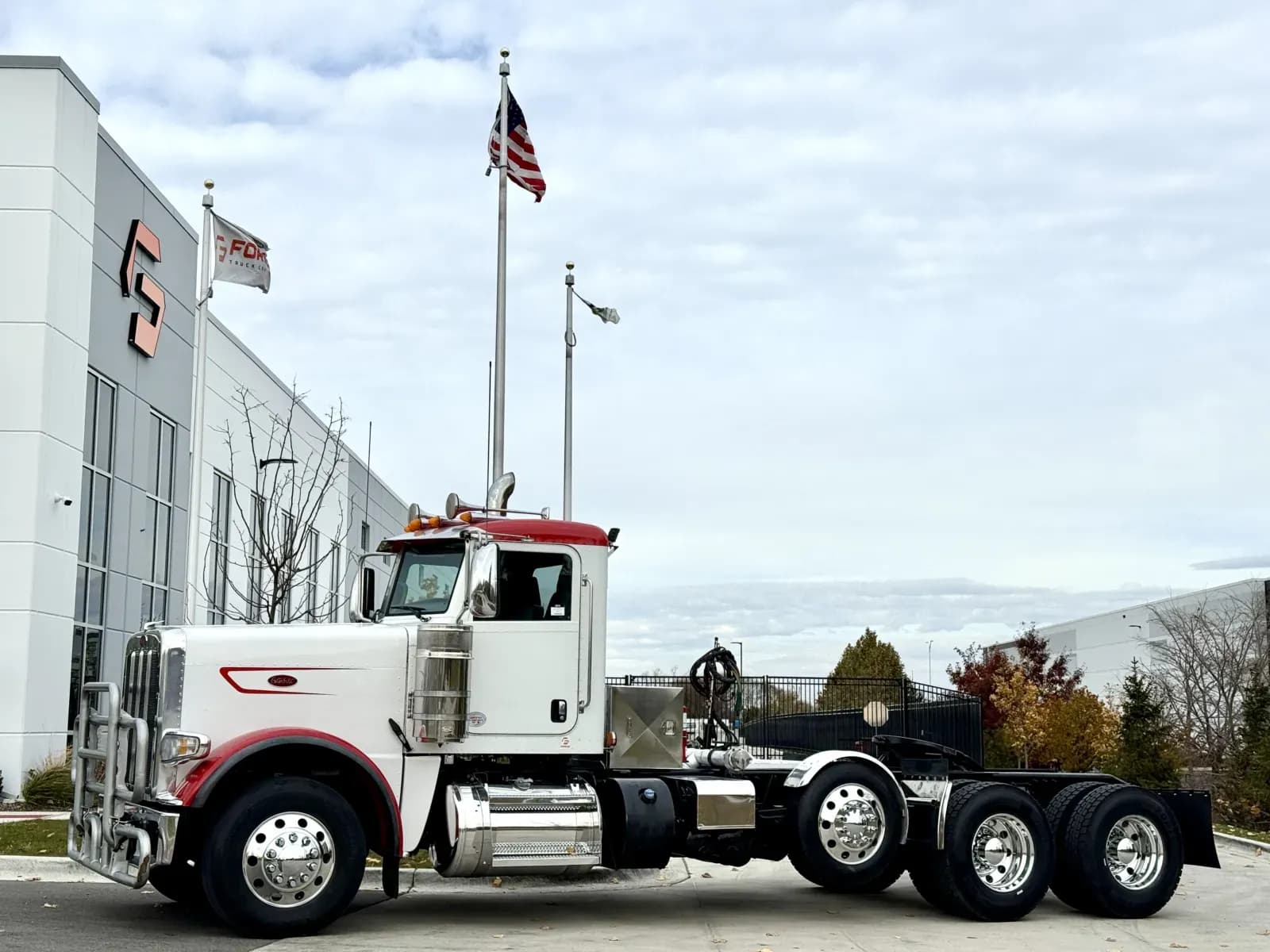 2023 Peterbilt 389 - Day Cab