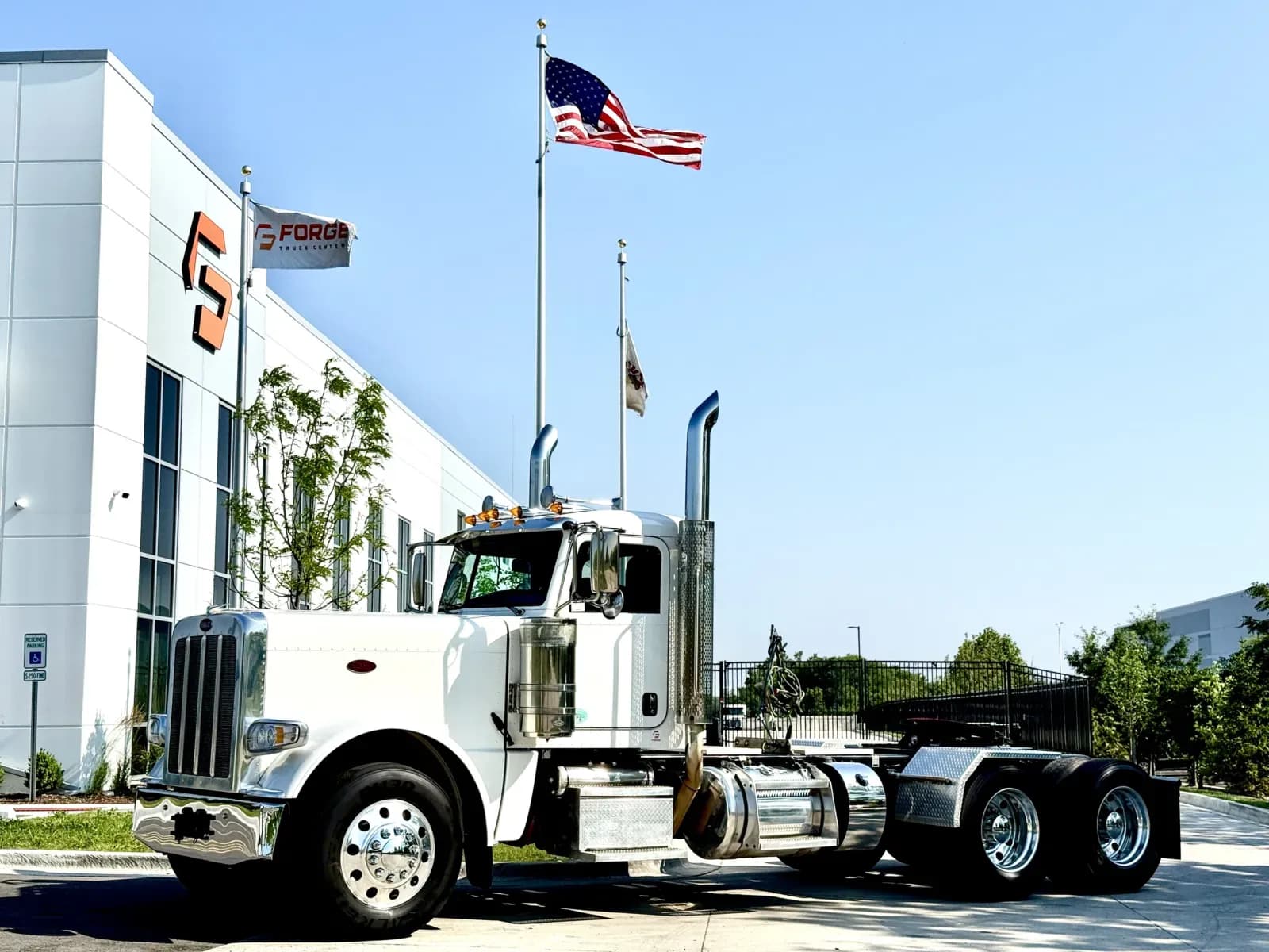 2022 Peterbilt 389 - Day Cab