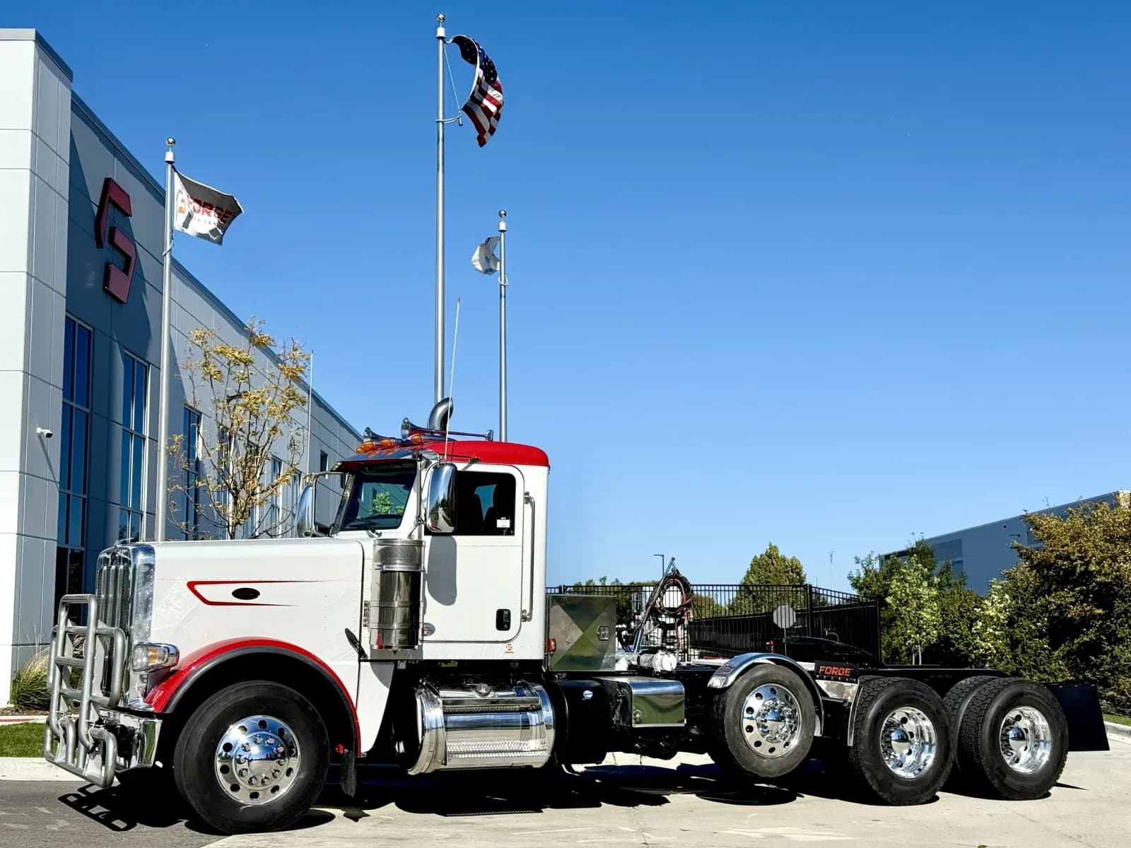2023 Peterbilt 389 - Day Cab