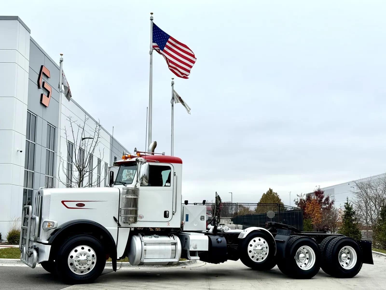 2023 Peterbilt 389 - Day Cab