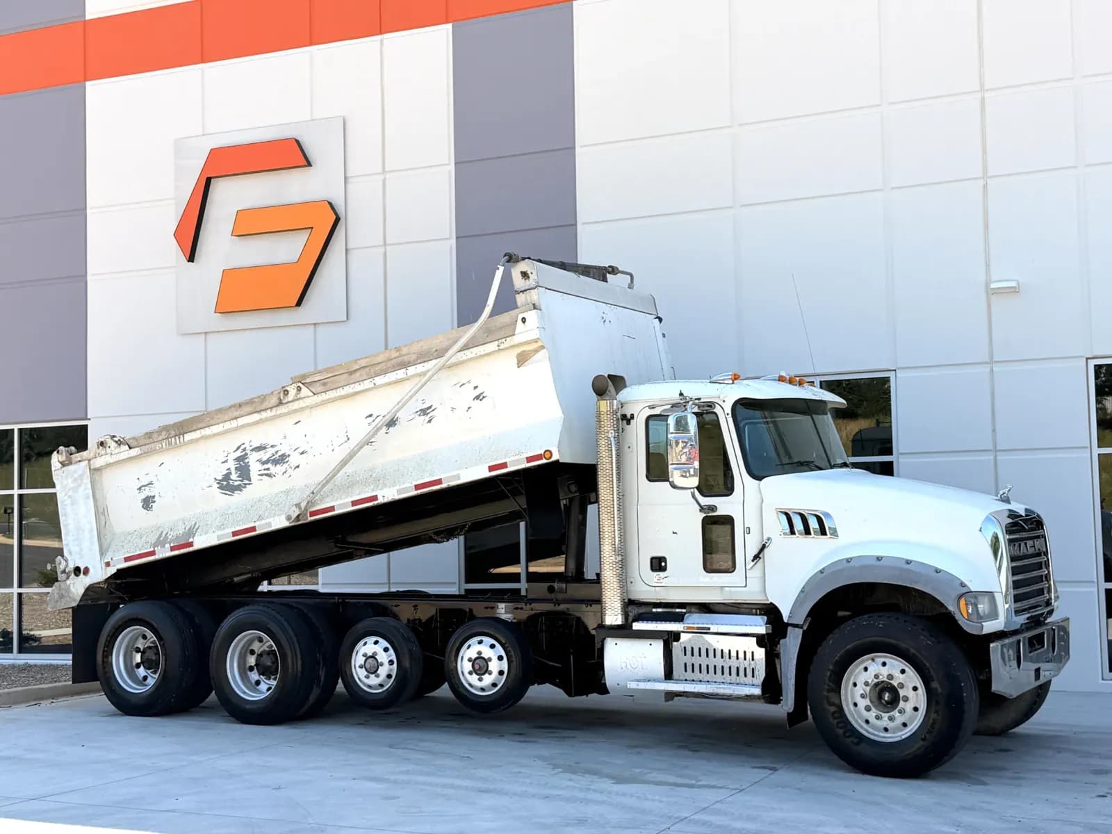 2017 Mack GU713 - Dump