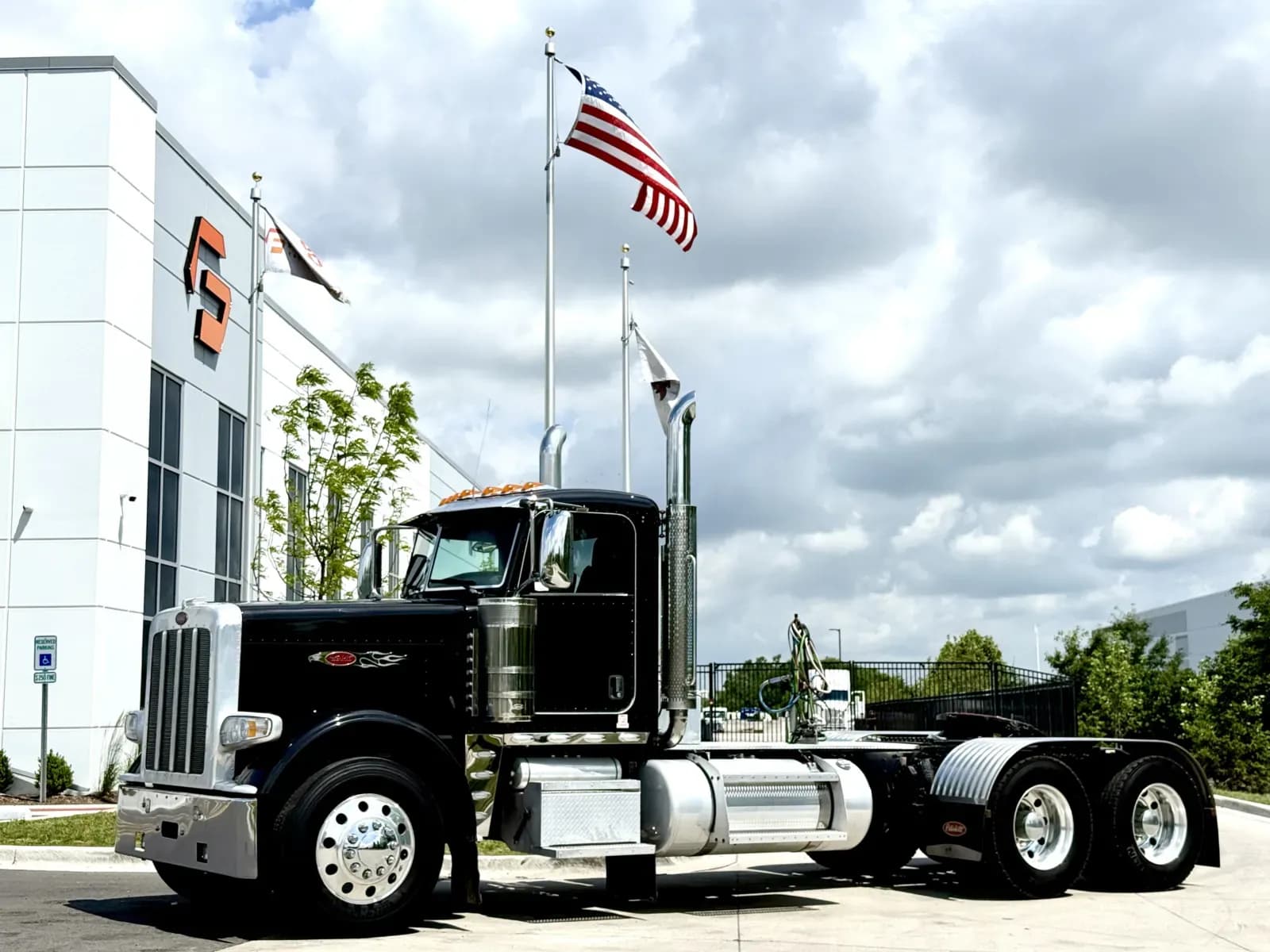 2021 Peterbilt 389 - Day Cab