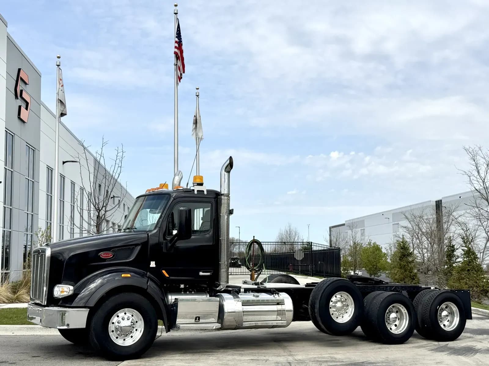 2015 Peterbilt 567 - Day Cab