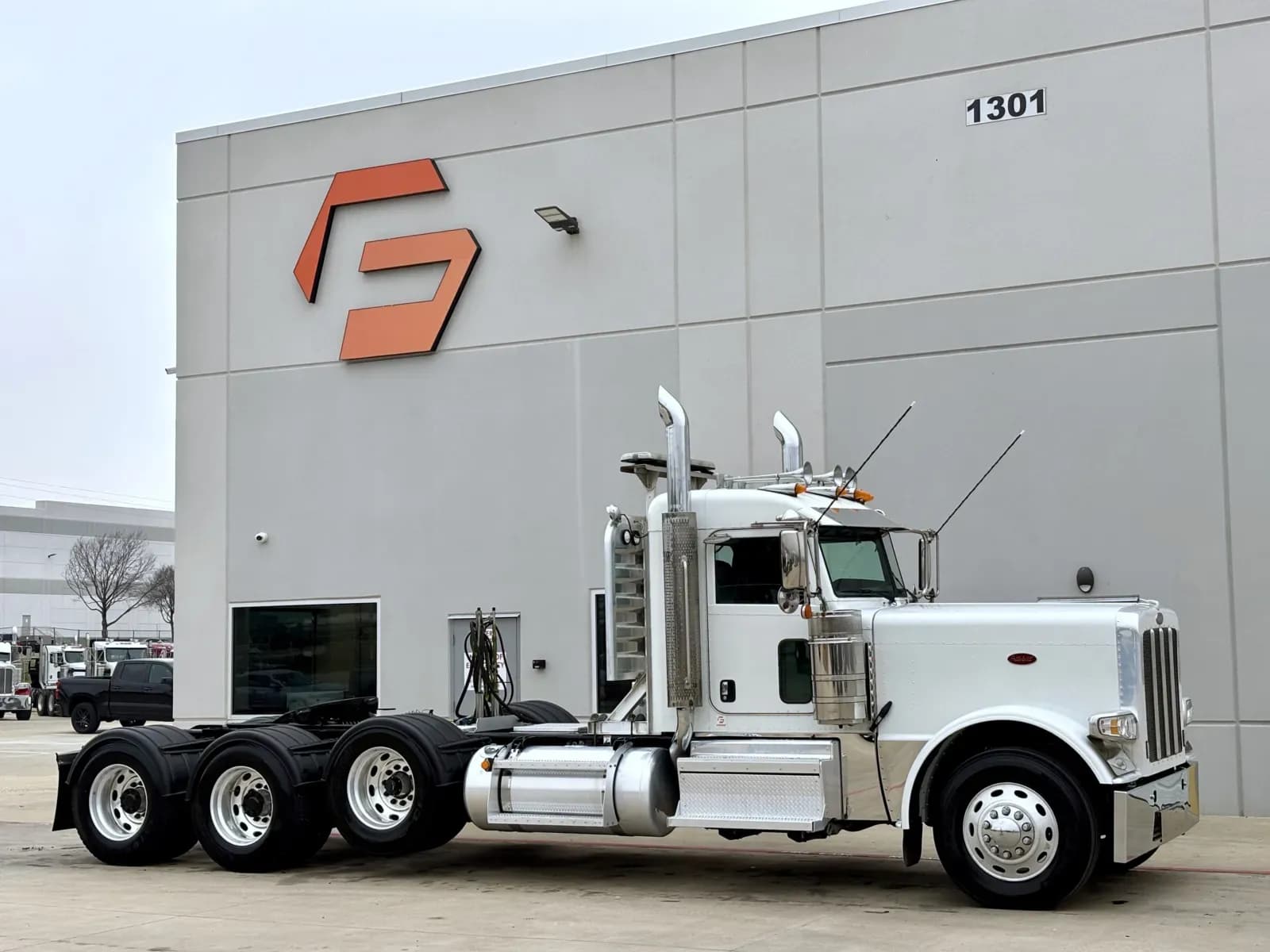 2023 Peterbilt 389 - Day Cab