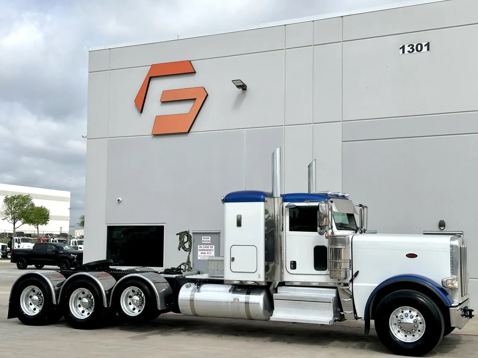 2022 Peterbilt 389 - Sleeper