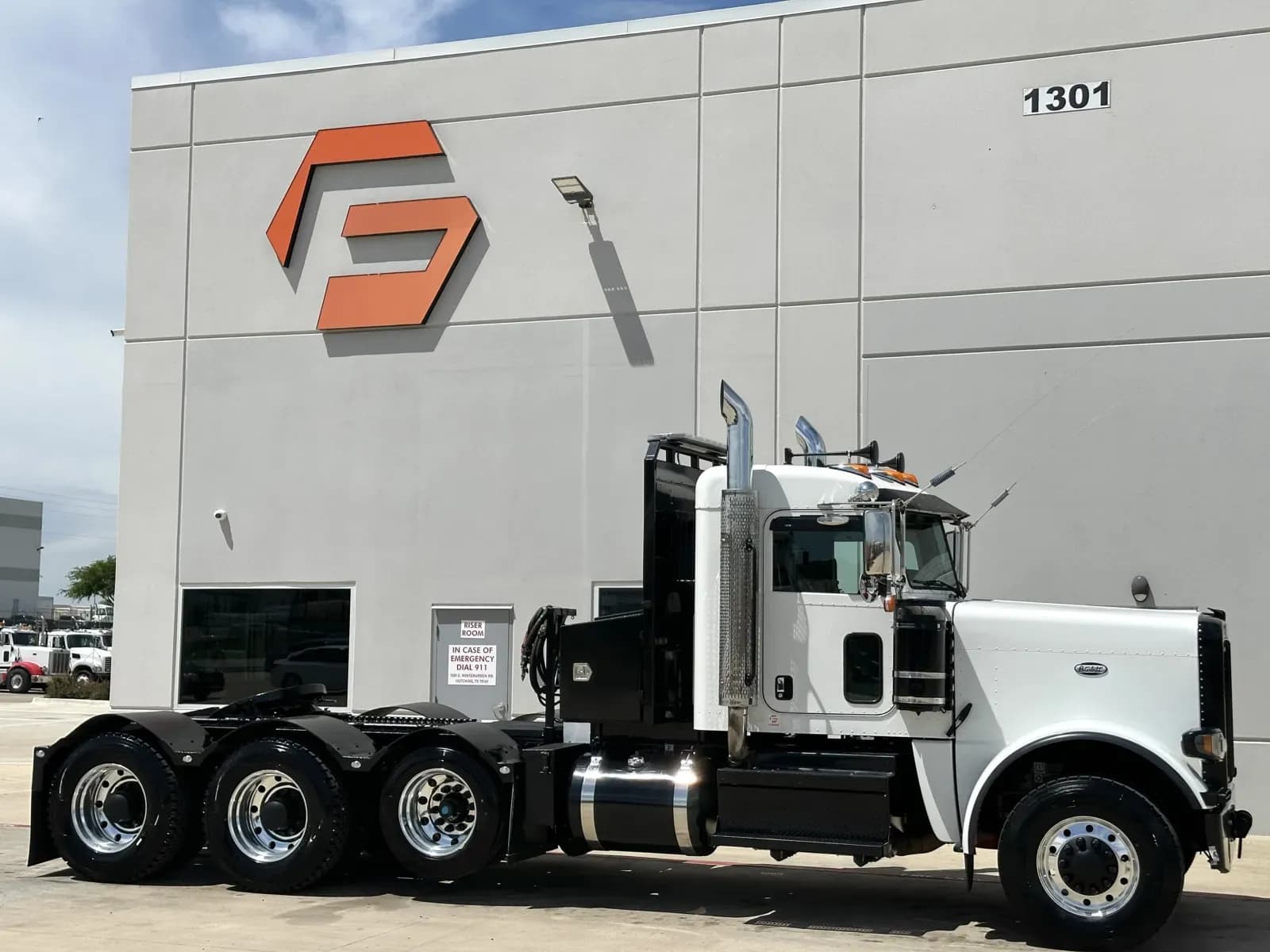 2022 Peterbilt 389 - Day Cab