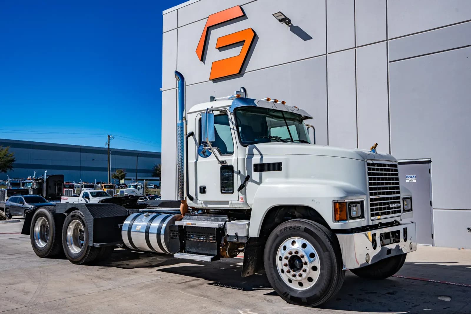 2019 Mack PINNACLE - Day Cab
