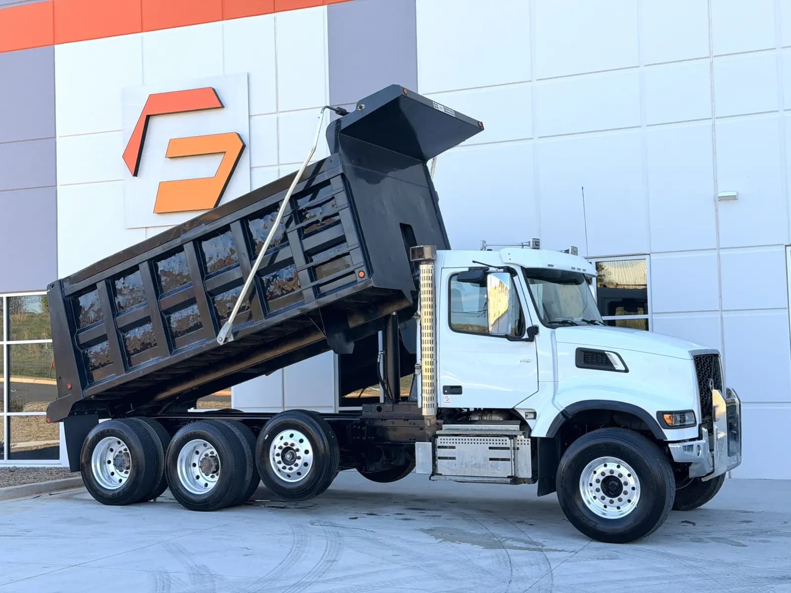 2022 Volvo VHD - Dump