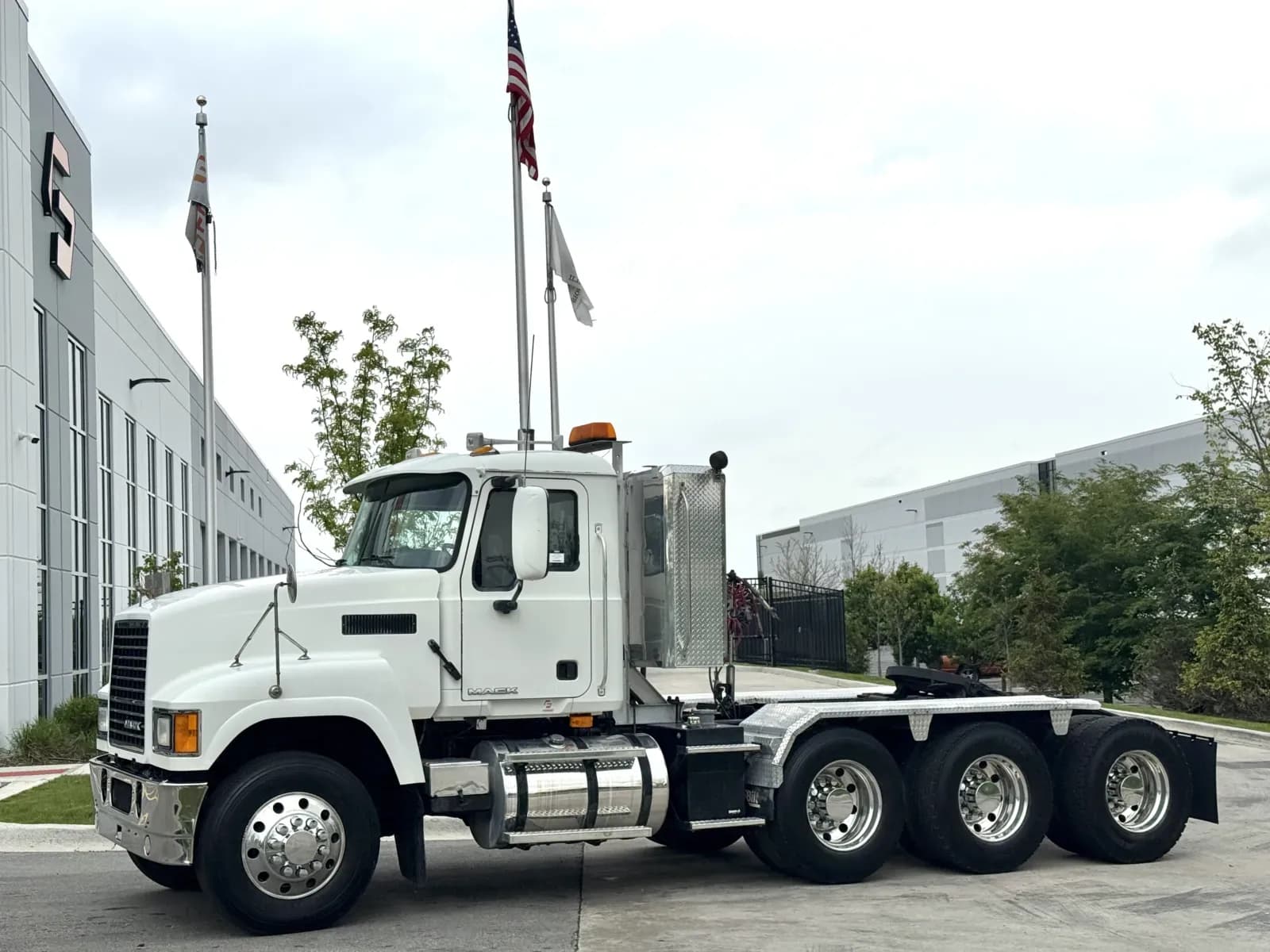 2010 Mack CHU613 - Day Cab