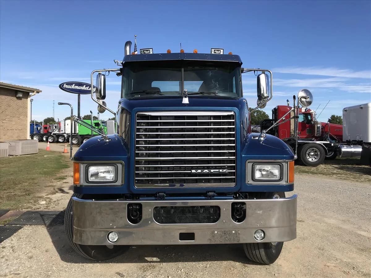 2013 Mack CHU613 - Day Cab