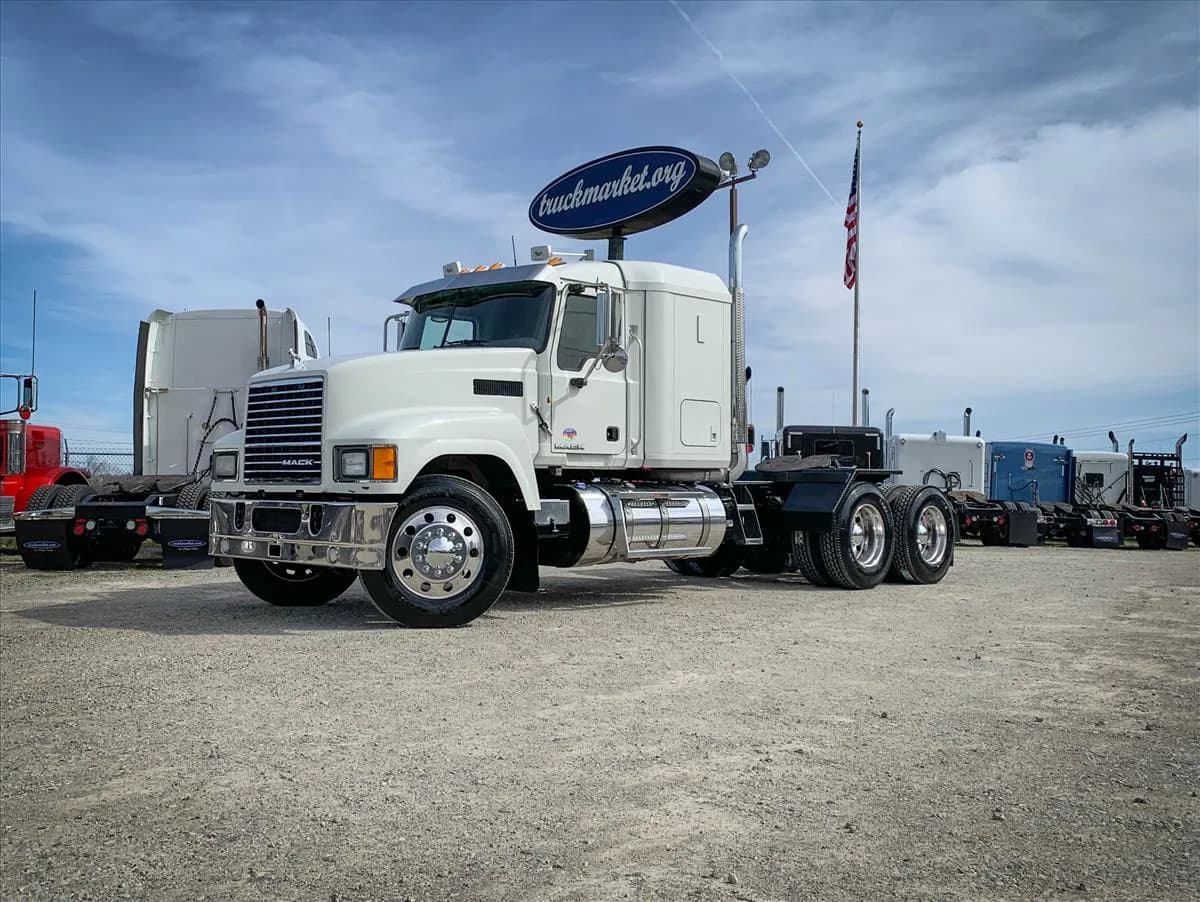 2012 Mack CHU613 - Sleeper