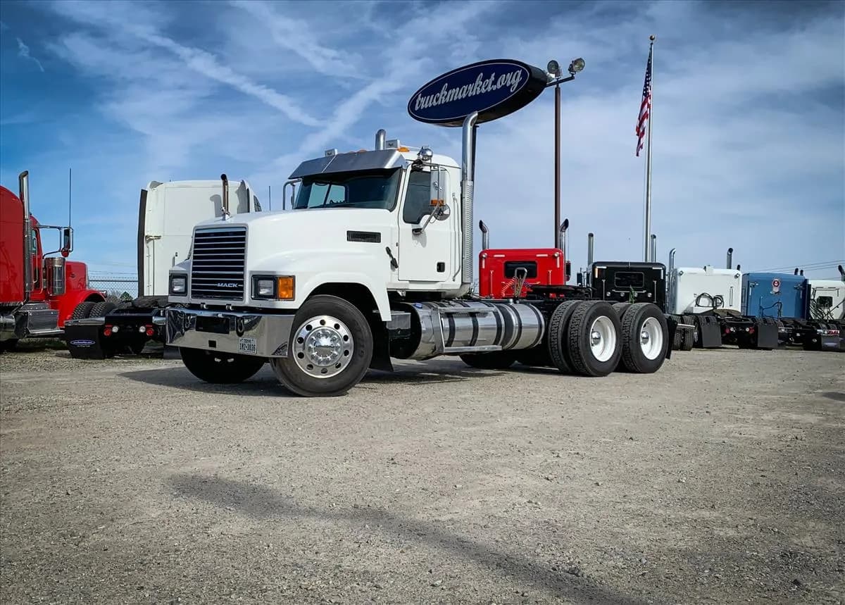 2013 Mack CH613 - Day Cab