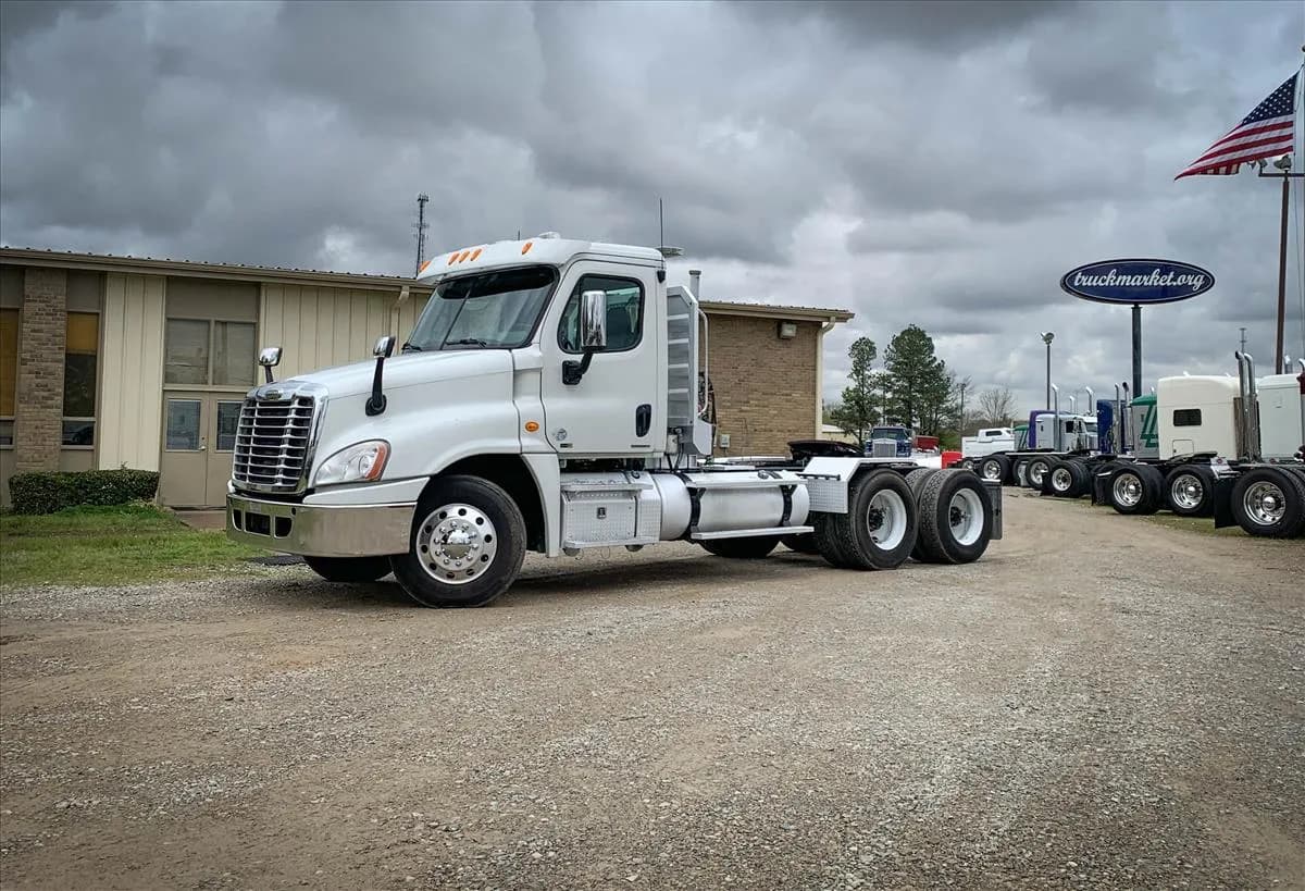 2011 Freightliner Cascadia - Day Cab