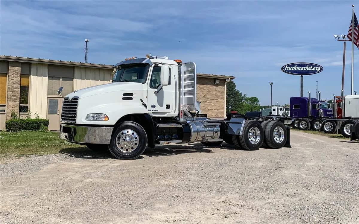 2012 Mack CXU613 - Day Cab