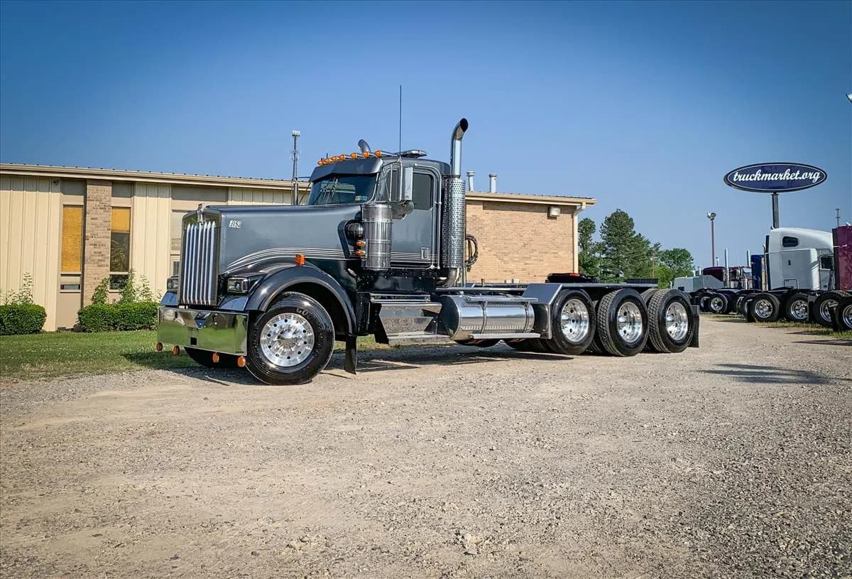 2000 Kenworth W900L PRE-ELOG - Day Cab