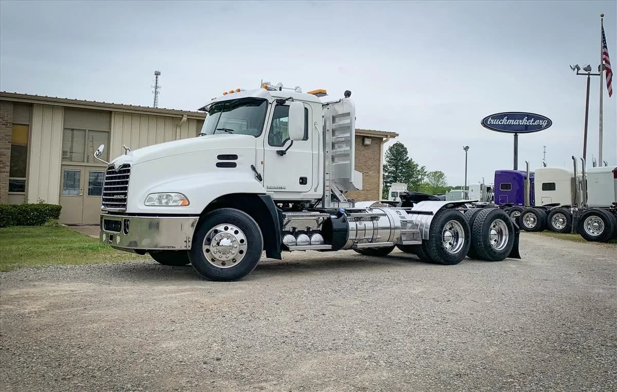 2013 Mack CXU613 - Day Cab