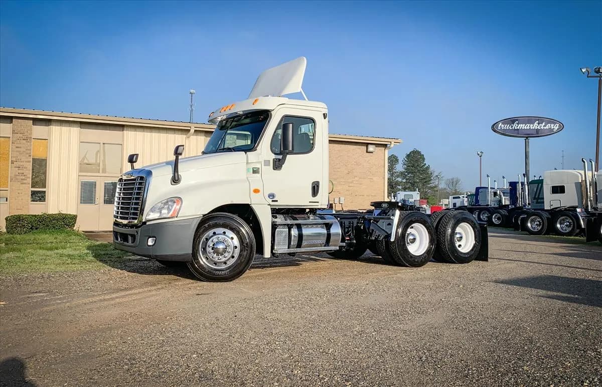 2012 Freightliner Cascadia - Day Cab