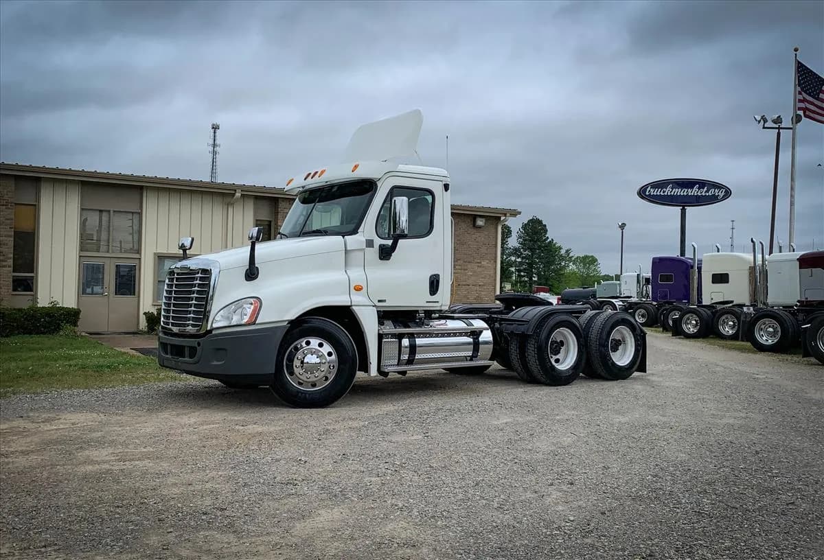 2012 Freightliner Cascadia - Day Cab