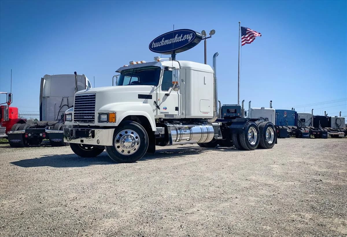 2012 Mack CHU613 - Sleeper