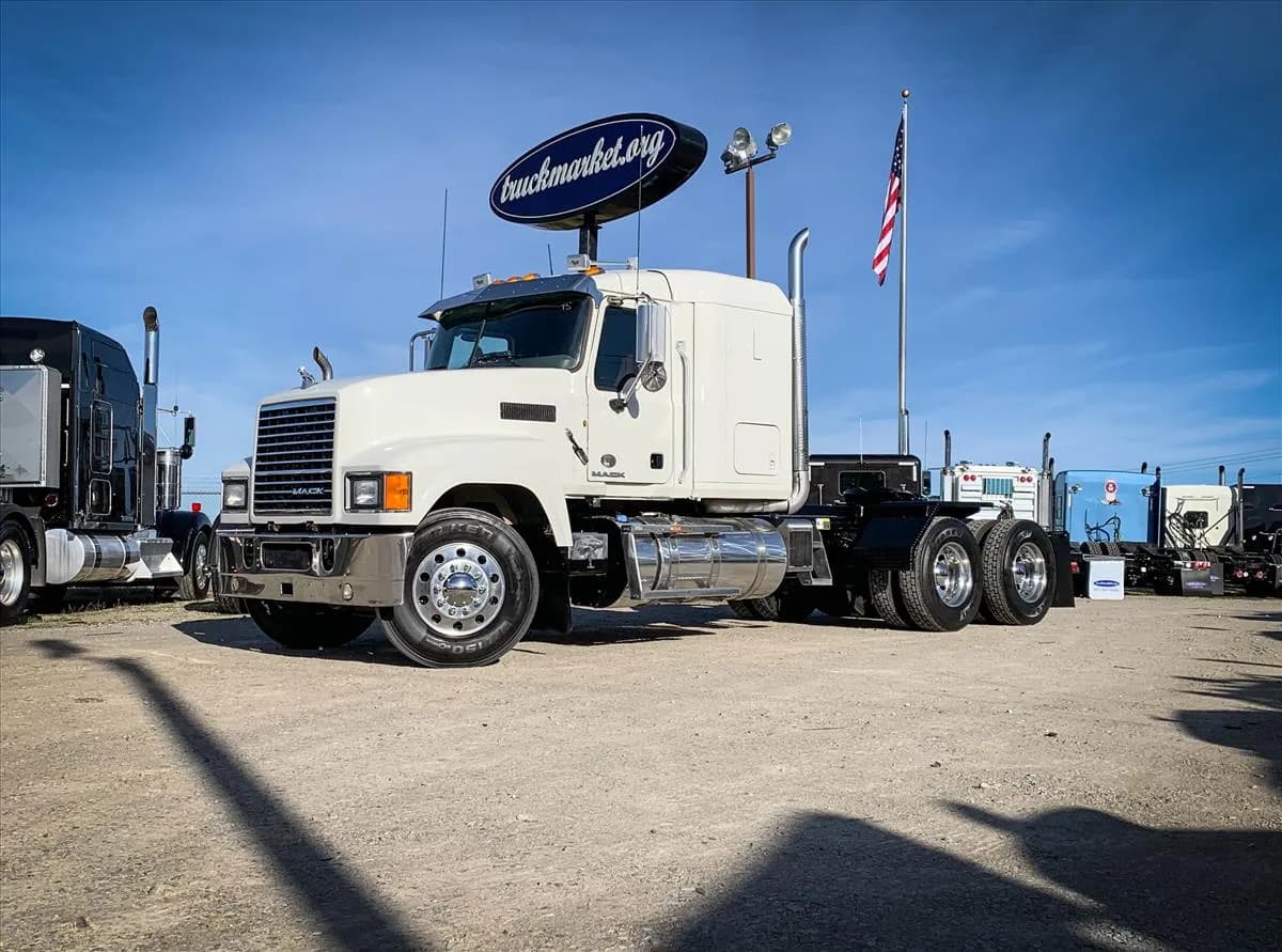 2012 Mack CHU613 - Sleeper