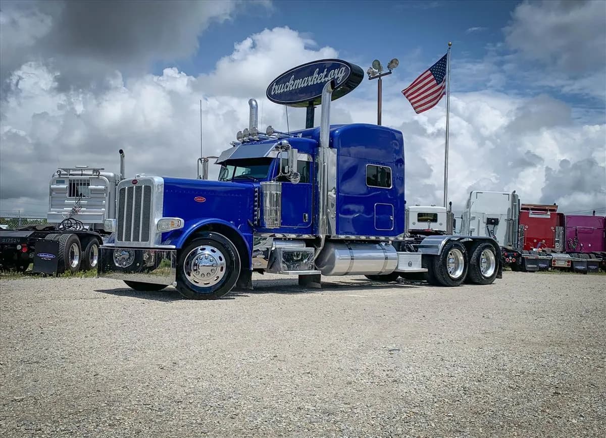 2013 Peterbilt 389 - Sleeper
