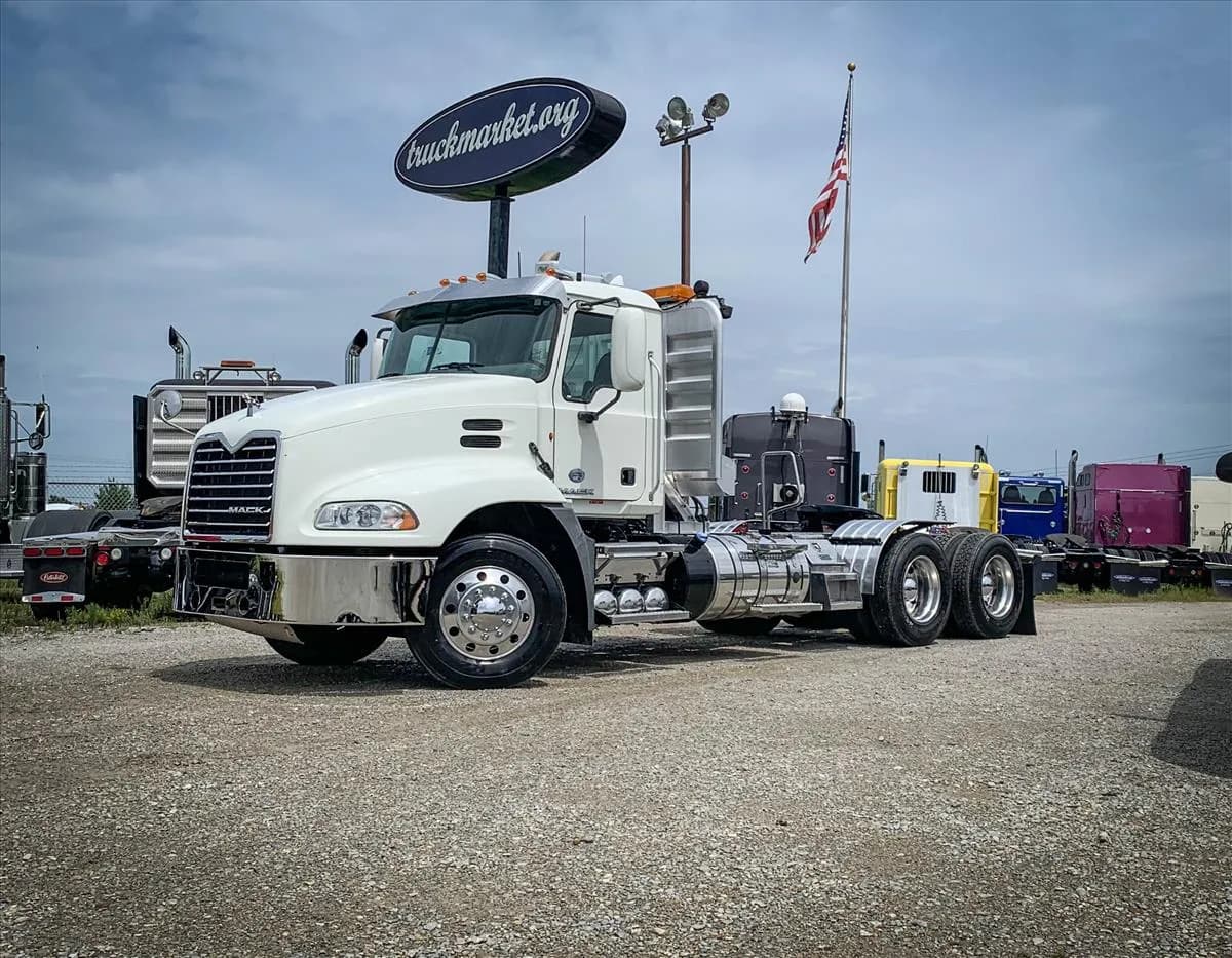 2012 Mack CXU613 - Day Cab