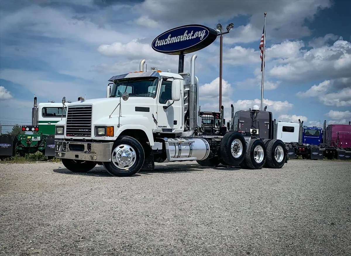 2012 Mack CHU613 TRI-AXLE - Day Cab