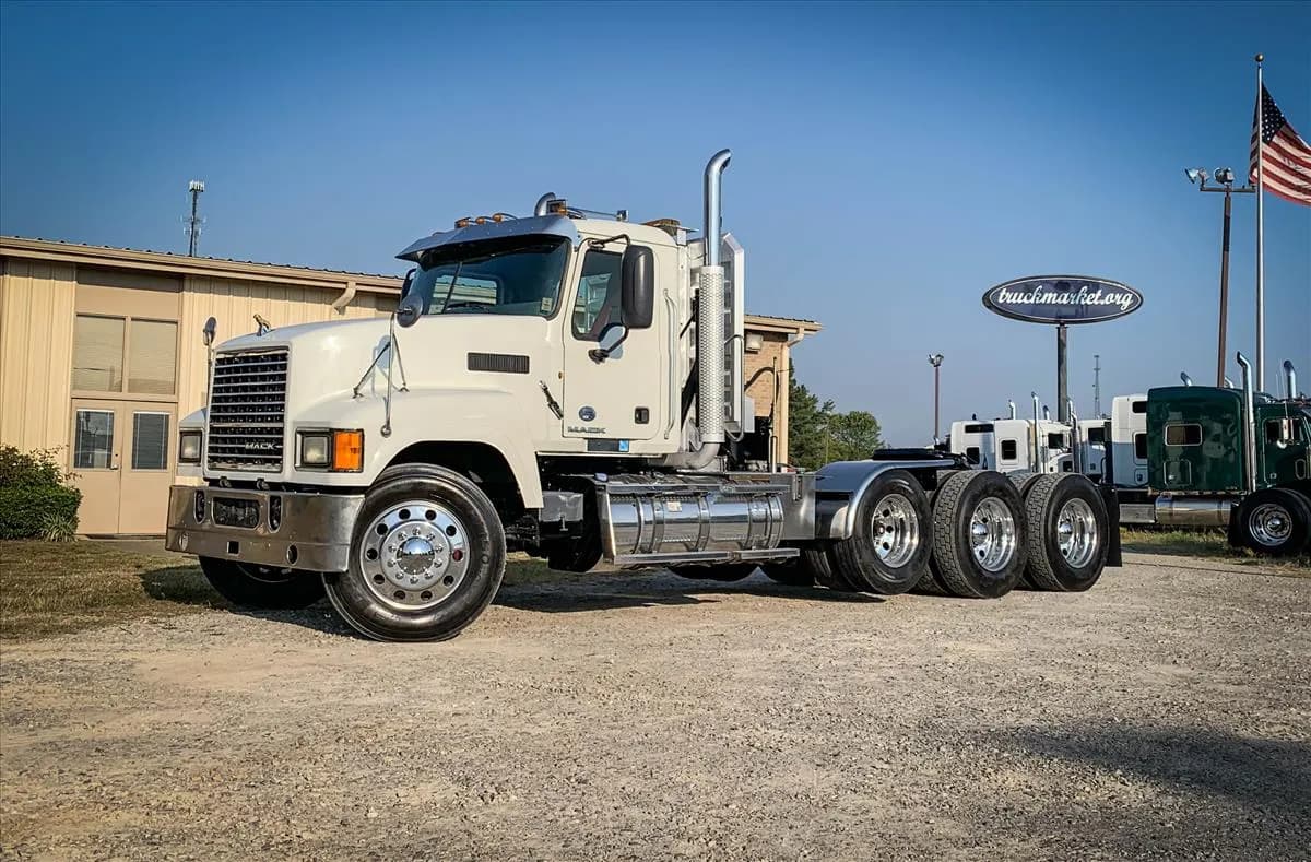 2013 Mack CHU613 - Day Cab